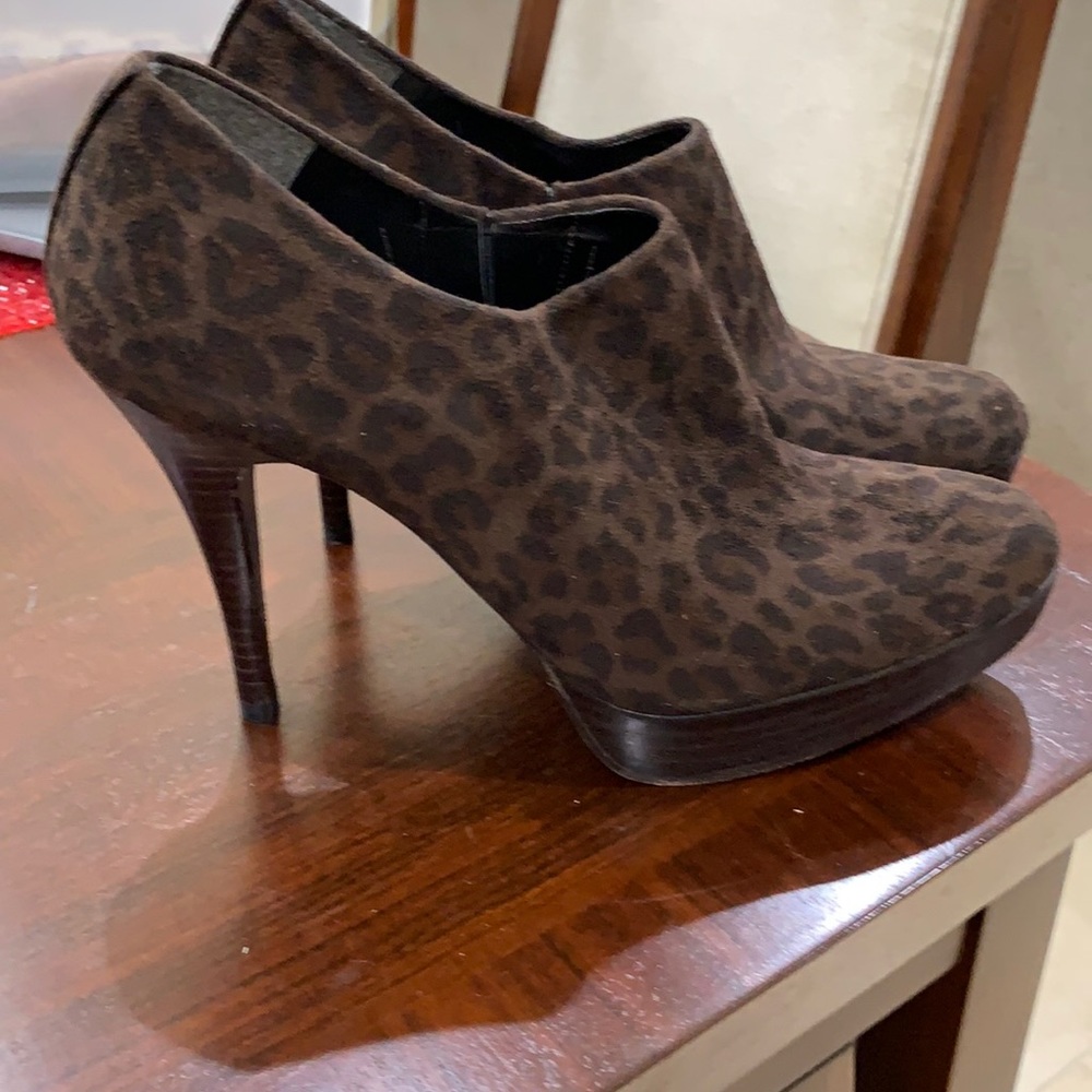 Stuart Weitzman animal print heels Size 8